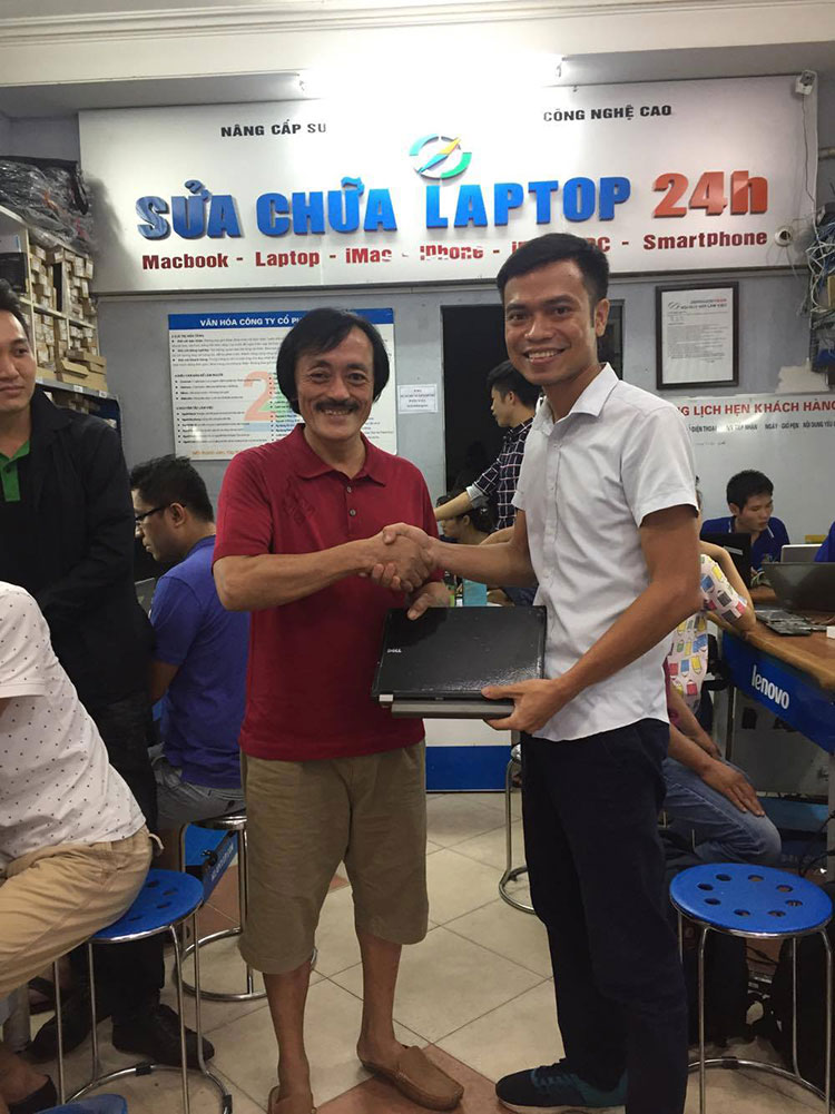 Nghệ sĩ Giang Còi vui vẻ khi nhận lại chiếc laptop