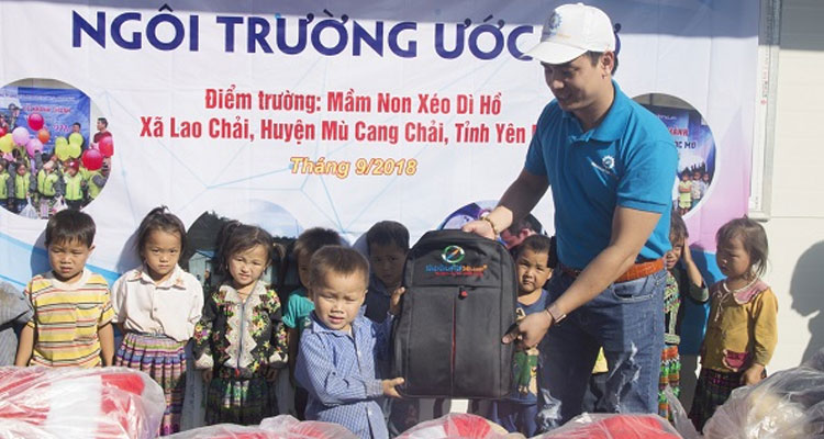 Anh Lưu Văn Minh trao quà cho các em học sinh trường Xéo Dì Hồ