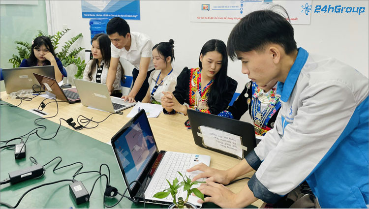 Minh Khai được anh Thắng - Giám đốc cơ sở 24hGroup Vinh hướng dẫn sử dụng laptop