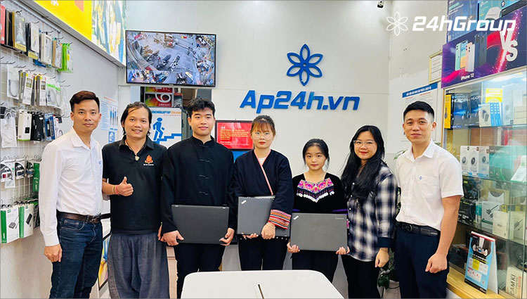 Từ trái sang phải: đại diện Sửa chữa Laptop 24h, anh Hoàng Hoa Trung - sáng lập ĐƯỢC HỌC, 3 sinh viên được nhận lap, TNV, đại diện Sửa chữa Laptop 24h
