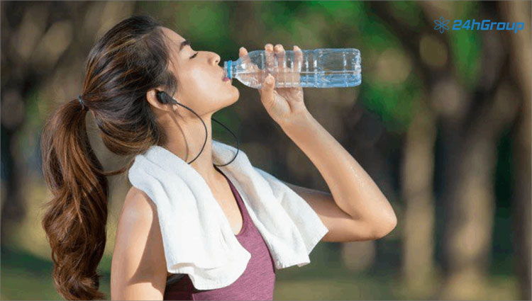 Uống nước đầy đủ trước, trong và sau khi chạy bộ để tránh cơ thể mất nước