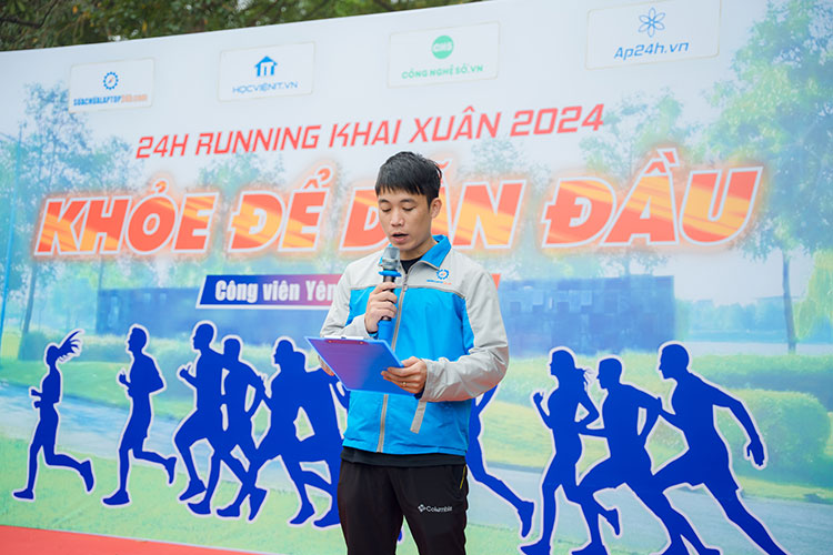 Hình ảnh Tổng Giám đốc Bùi Thanh Tân phát biểu khai mạc giải chạy 