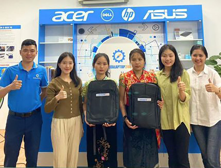 Các bạn sinh viên Dân tộc thiểu số được nhận laptop tại Nghệ An