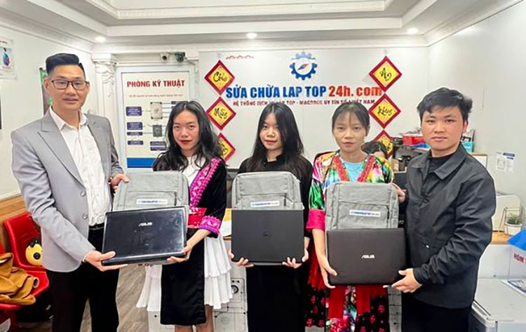 Buổi trao tặng laptop cũ tại Thái Nguyên