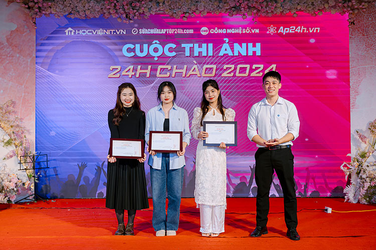 Anh Bùi Thanh Tân - Tổng Giám đốc 24h Group đại diện trao giải Cuộc thi ảnh “24h chào 2024”