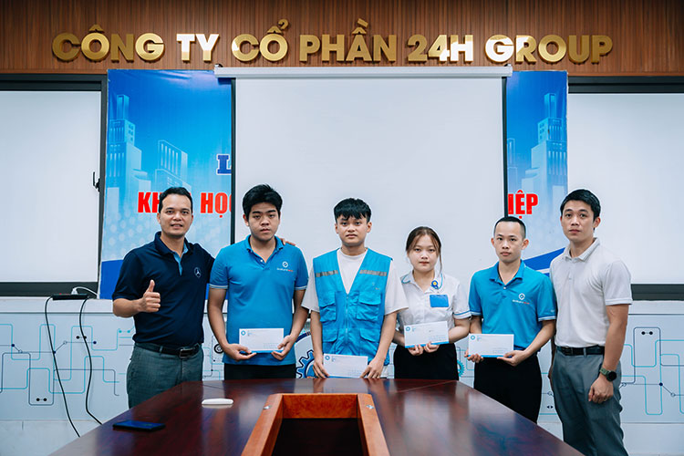 Anh Nguyễn Trọng Thiệu - Chủ tịch Hội đồng Quản trị 24h Group (bên trái ngoài cùng) và anh Bùi Thanh Tân - Tổng Giám đốc 24h Group (bên phải ngoài cùng) trực tiếp trao phần quà nhỏ để hỗ trợ CBNV